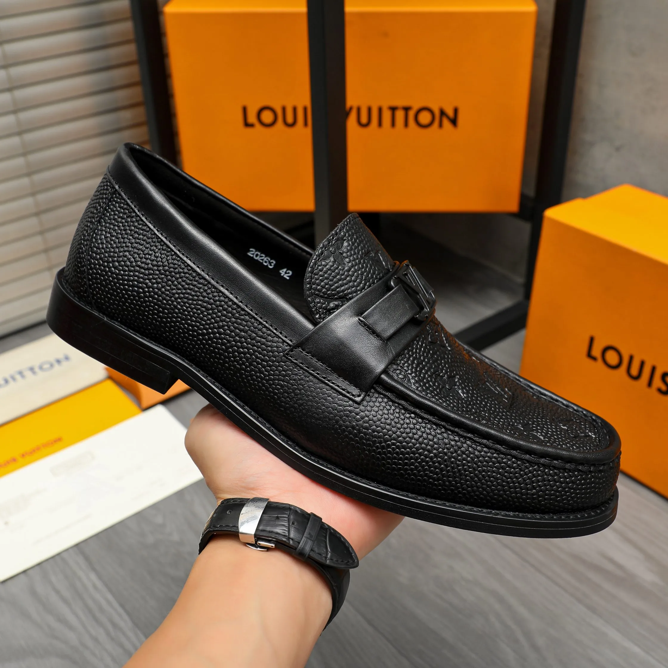 Men's shoes 💰420 Product trademark: LV "Louis Vuitton" business slip-on leather shoes Regular size: 38-45 (45 is custom-made and non-returnable) Product materials: Selected grain embossed cowhide upper, cowhide lining, original outsole